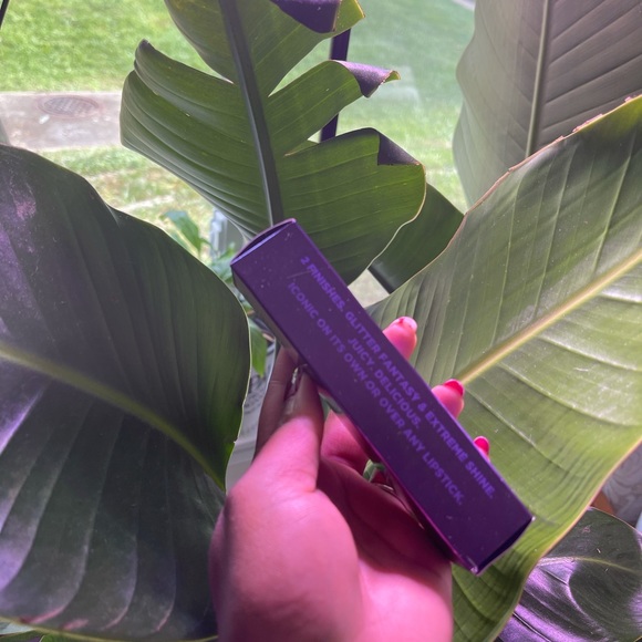 Js the gloss - Picture 5 of 7